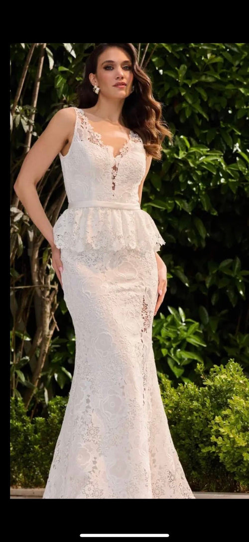 Elegant hvit blondekjole med v-utringning