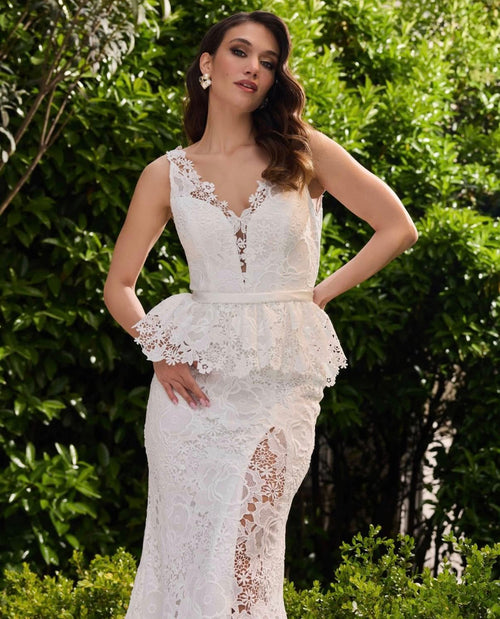 Elegant hvit blondekjole med v-utringning