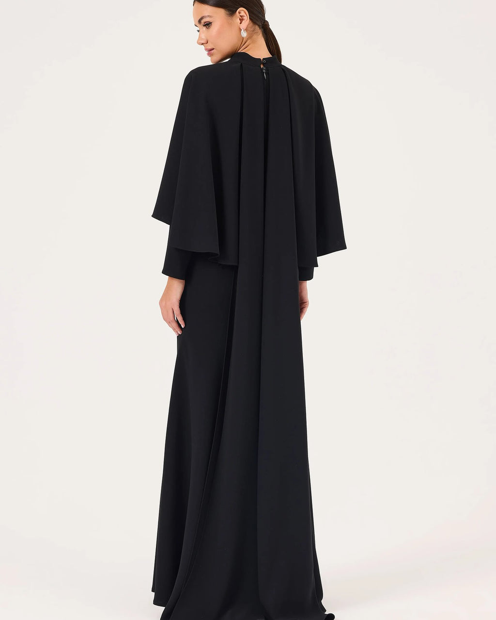 Høyhalset elegant kjole i krepp