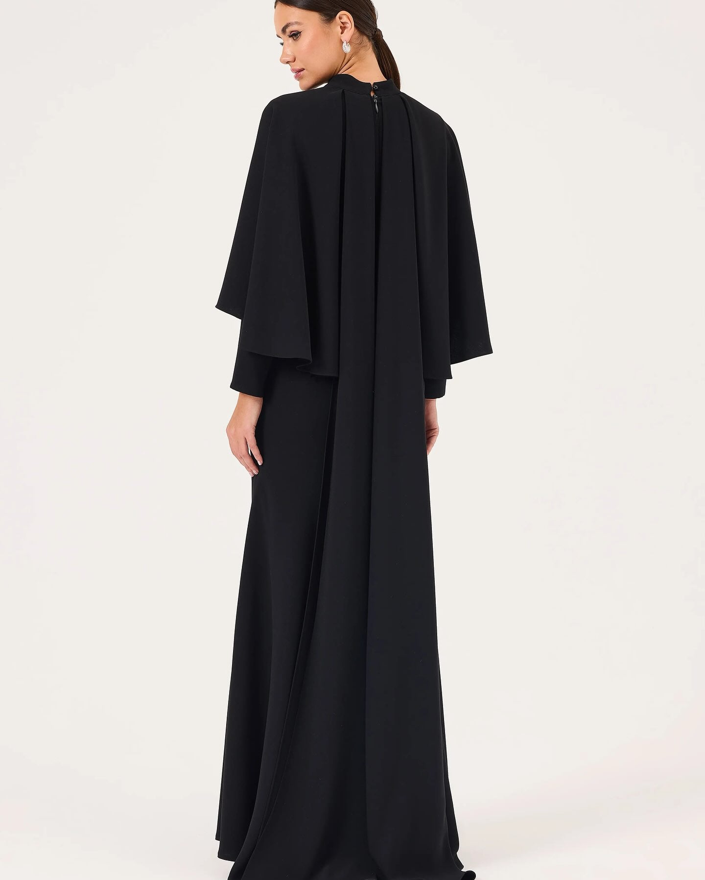 Høyhalset elegant kjole i krepp