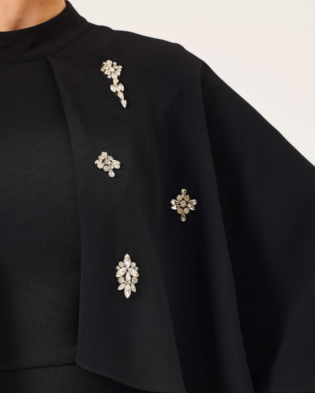 Høyhalset elegant kjole i krepp