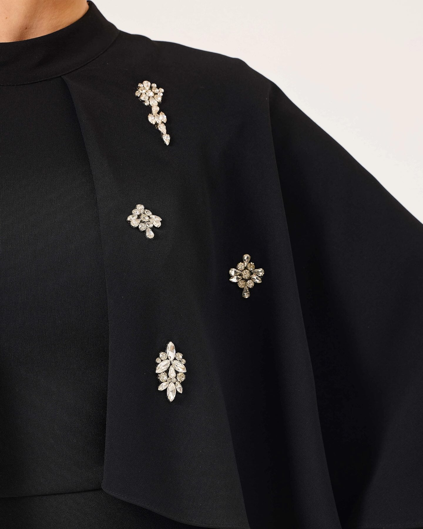 Høyhalset elegant kjole i krepp