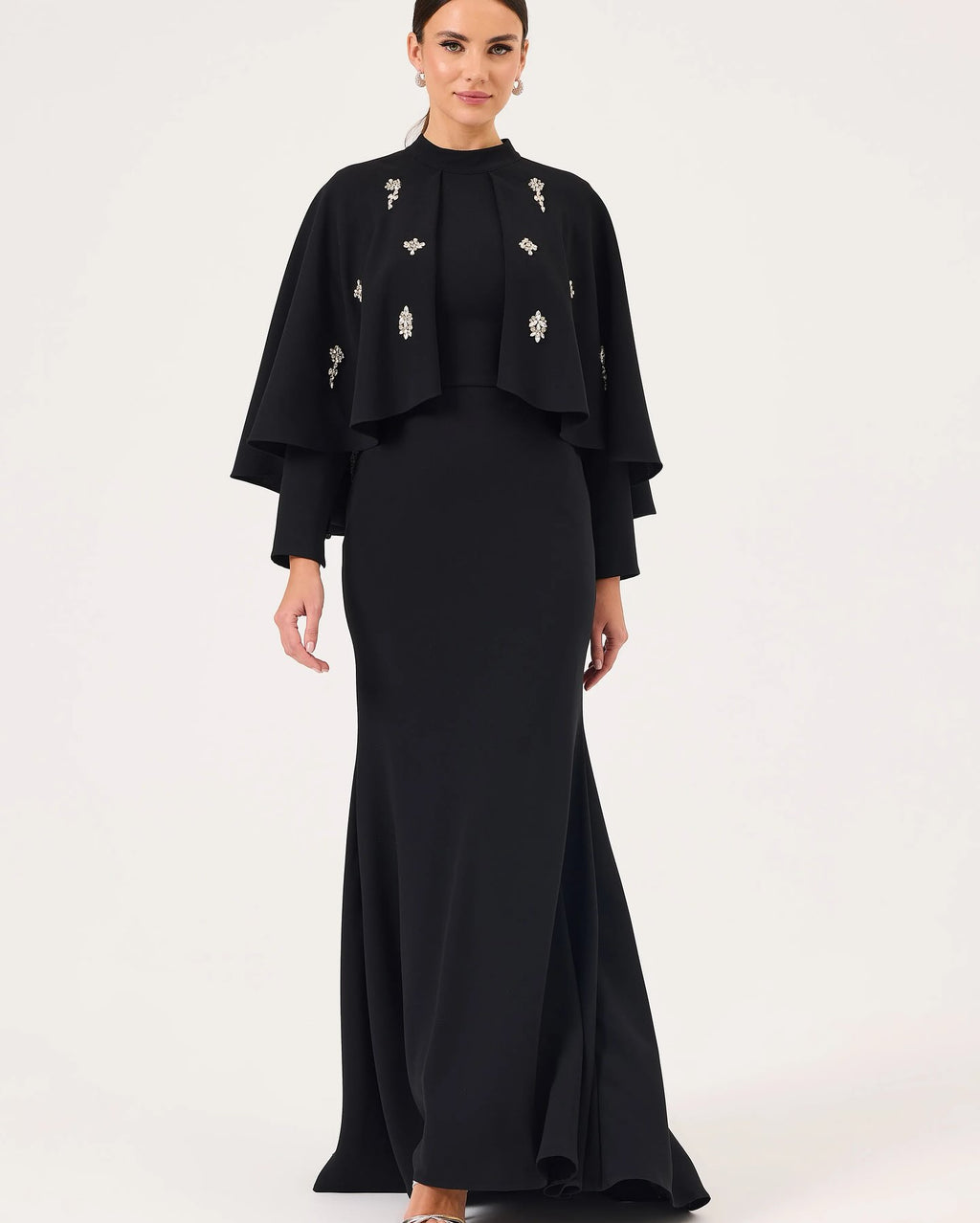 Høyhalset elegant kjole i krepp