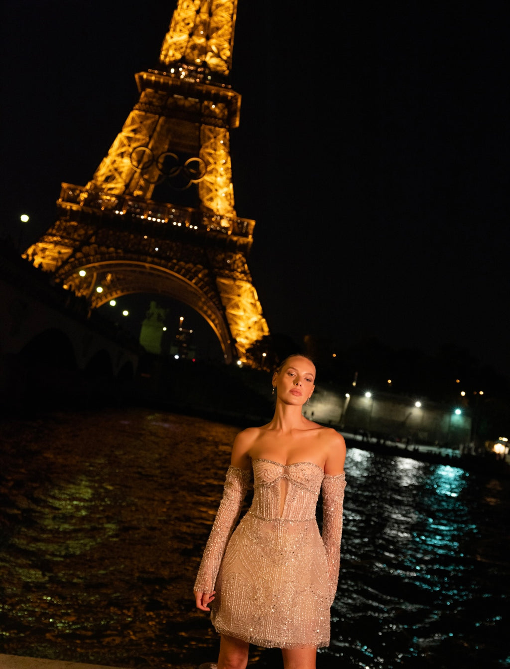 Stroppeløs kort kjole med perle- og steindetaljer