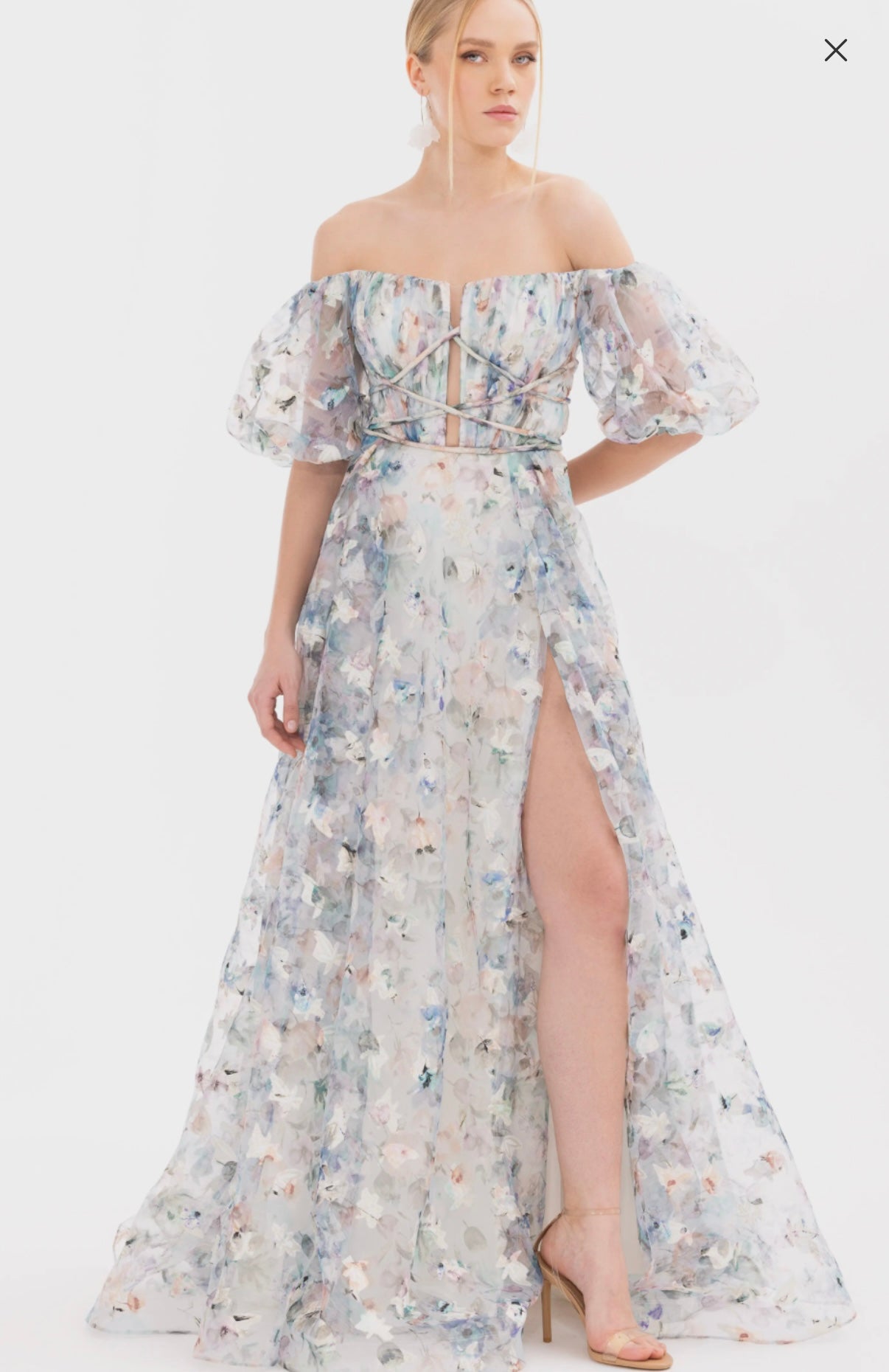 Off-shoulder kjole med ballongermer og splitt – Blomsterprint