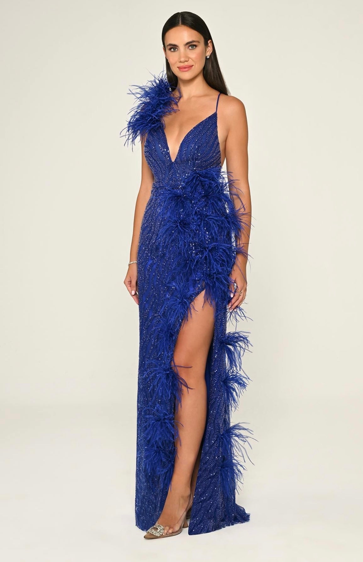Lang paljettkjole med fjærdetaljer og splitt