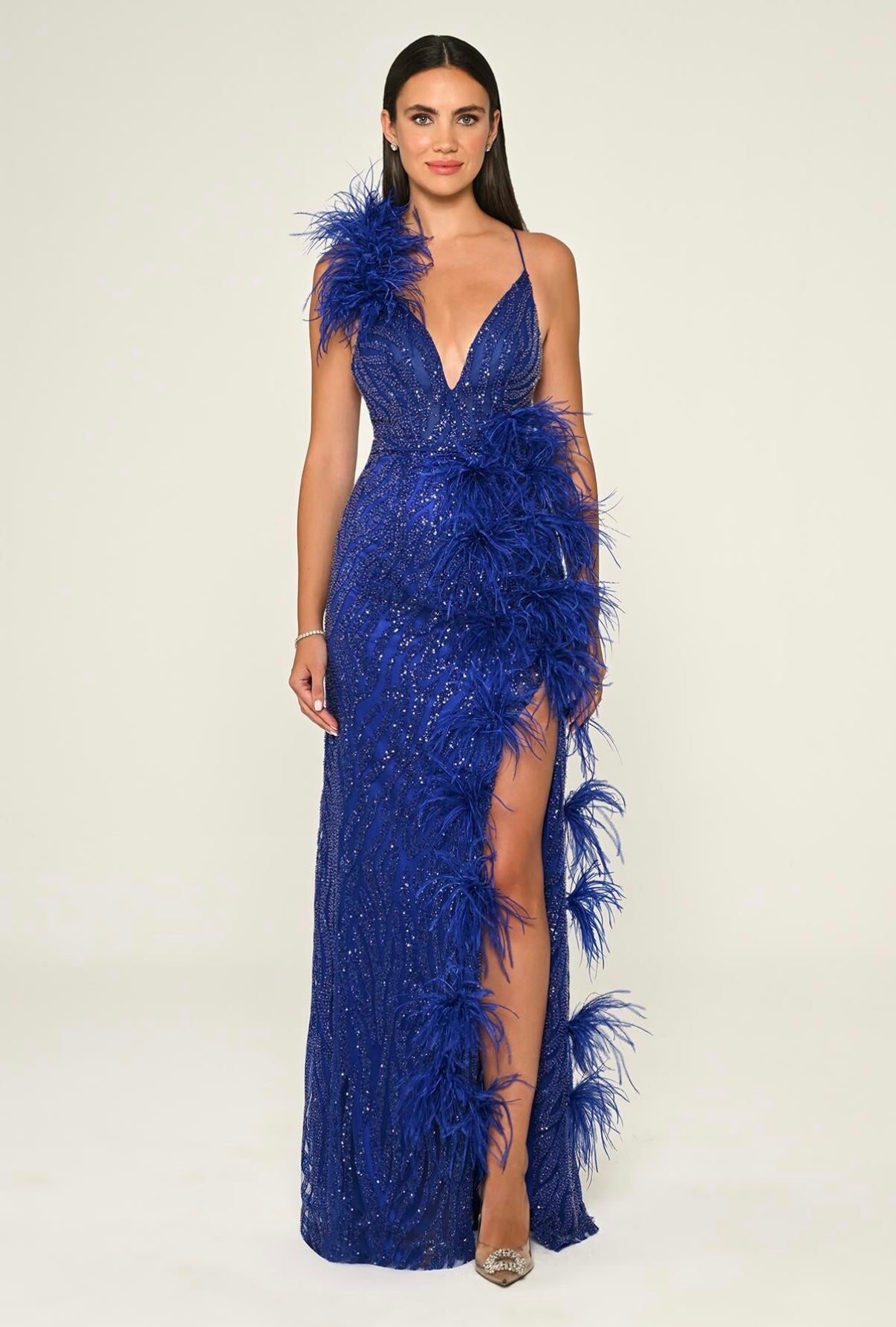 Lang paljettkjole med fjærdetaljer og splitt