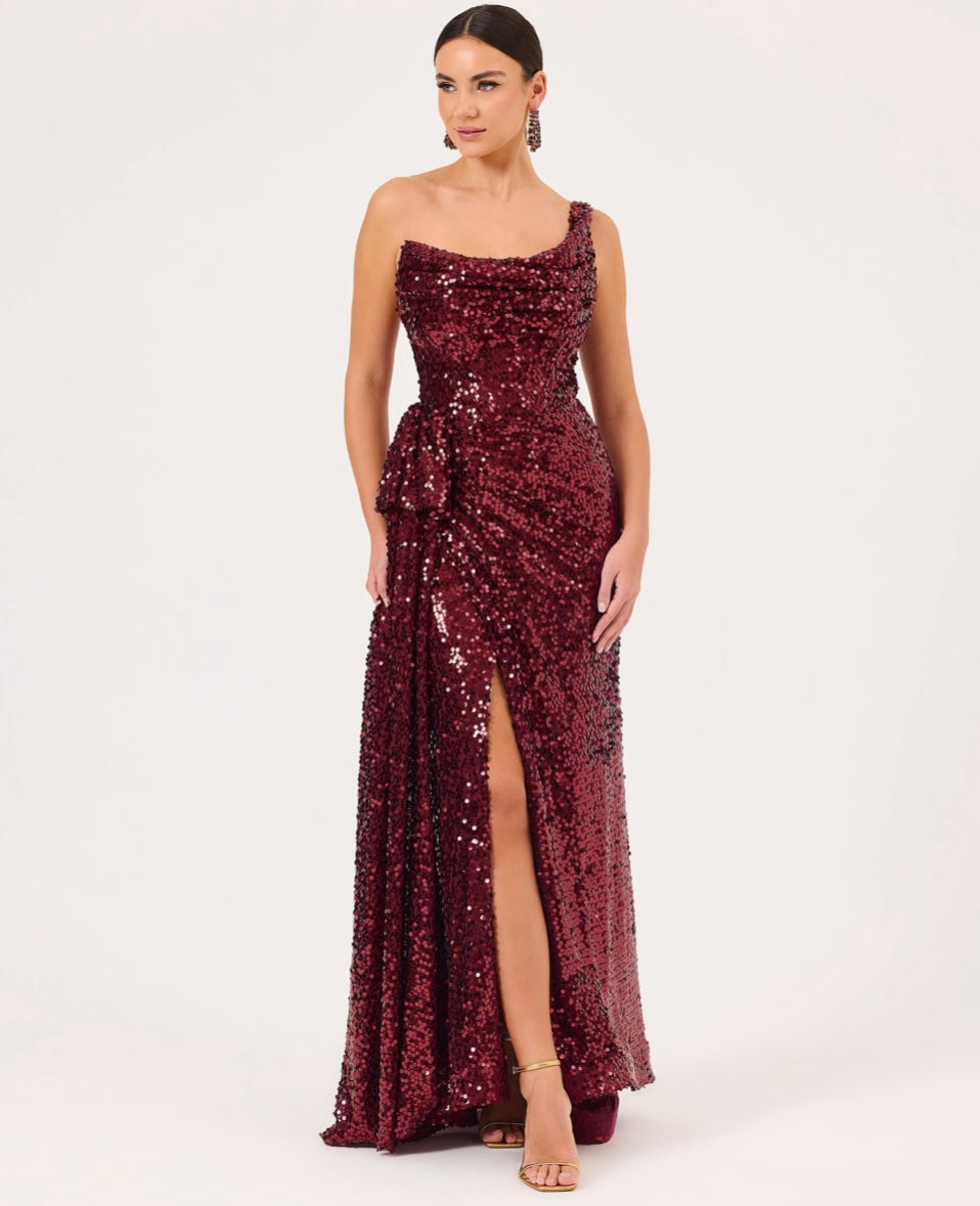 En skulders burgunder paljettkjole med splitt