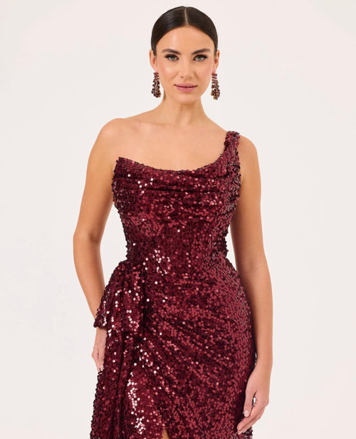 En skulders burgunder paljettkjole med splitt