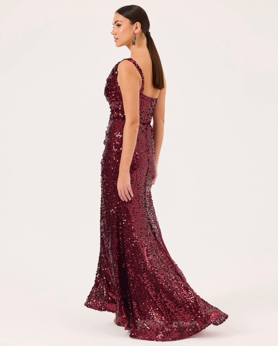 En skulders burgunder paljettkjole med splitt