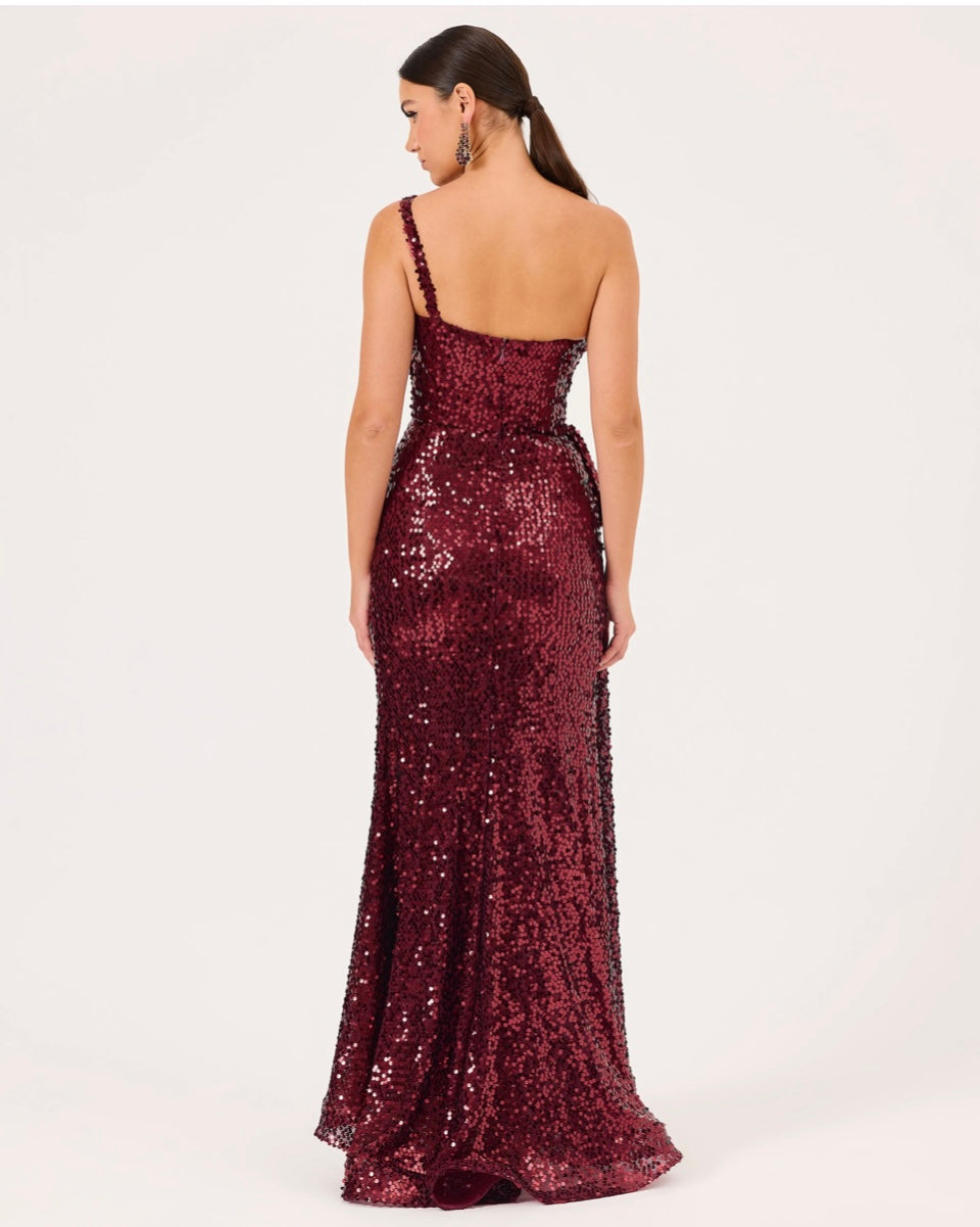 En skulders burgunder paljettkjole med splitt