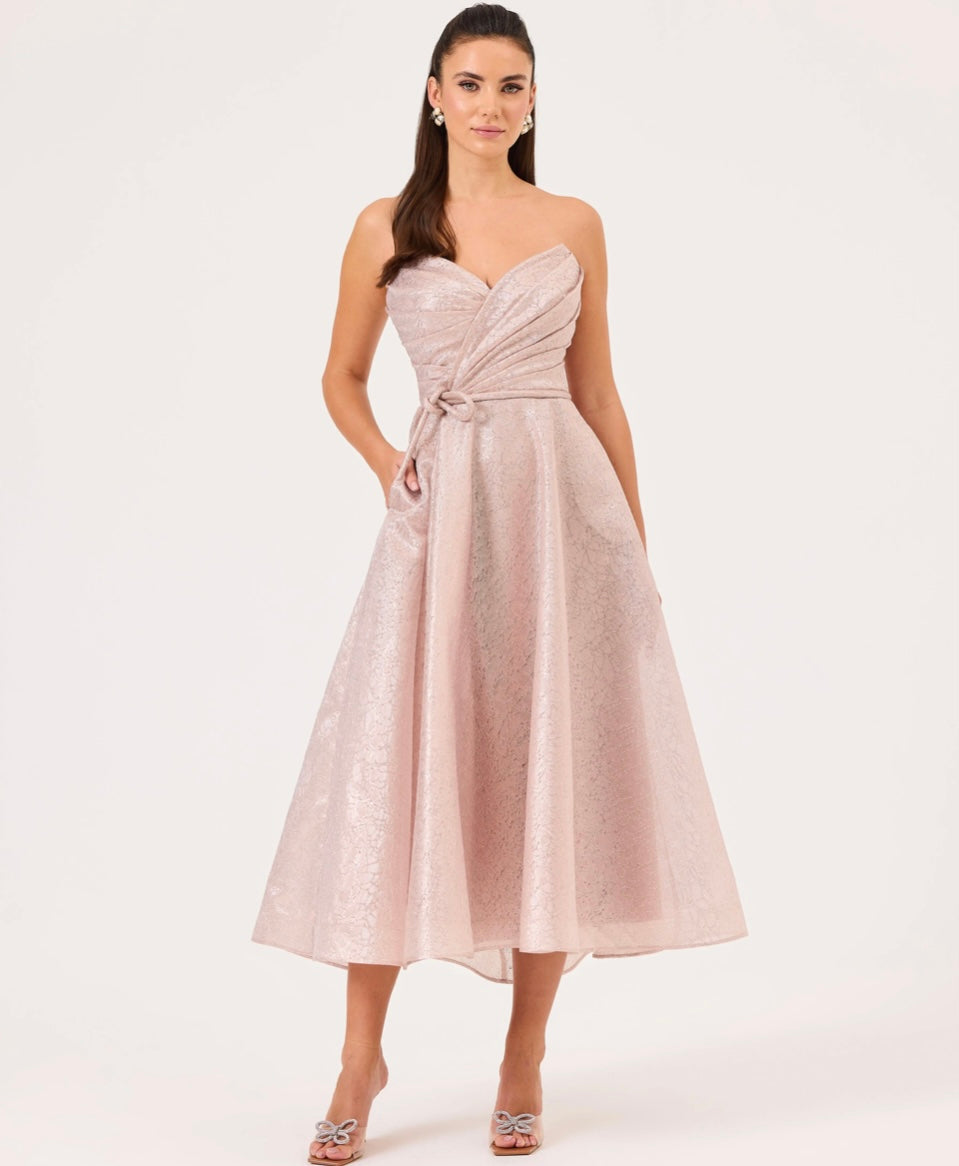 Midi kjole med hjerteformet hals