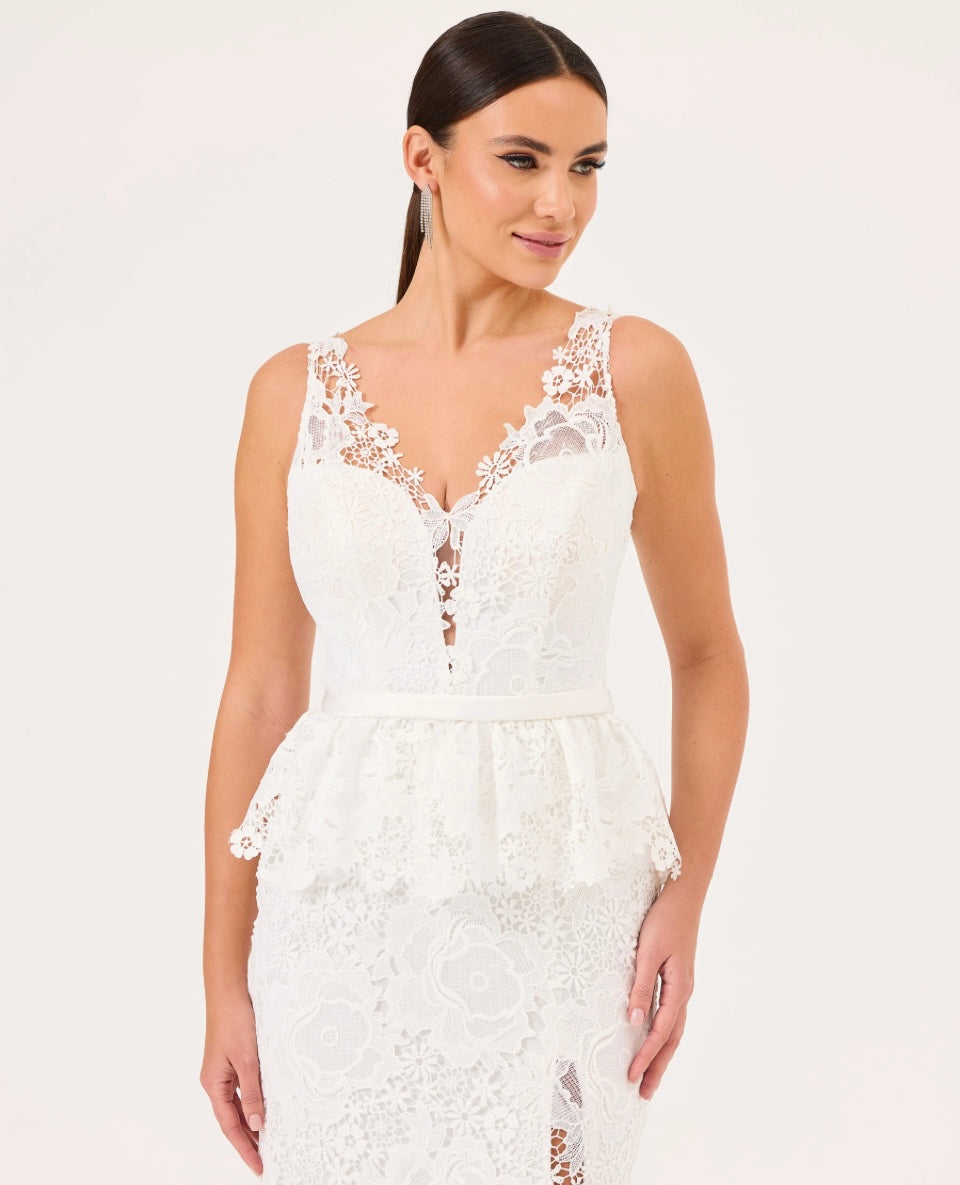 Elegant hvit blondekjole med v-utringning