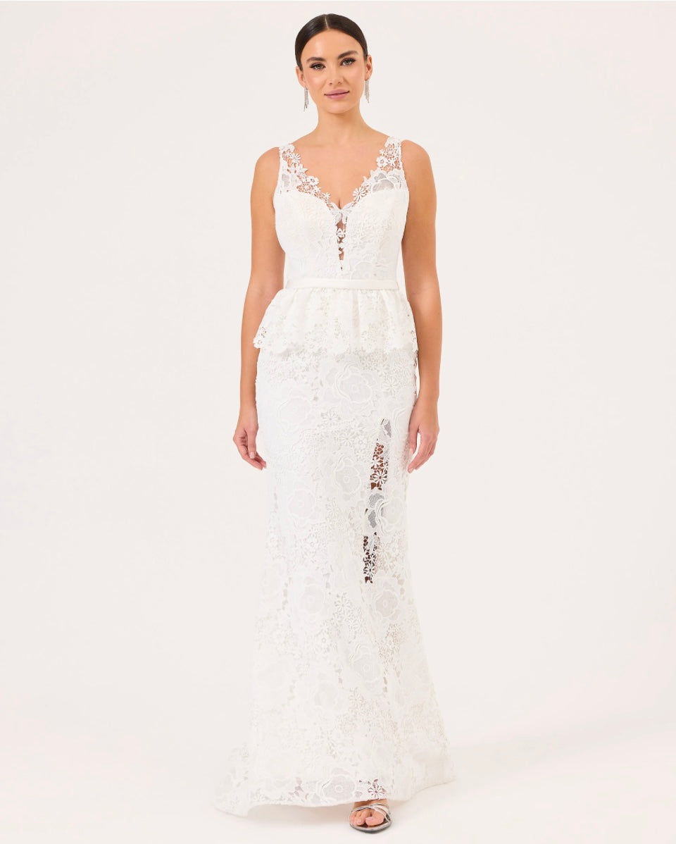 Elegant hvit blondekjole med v-utringning