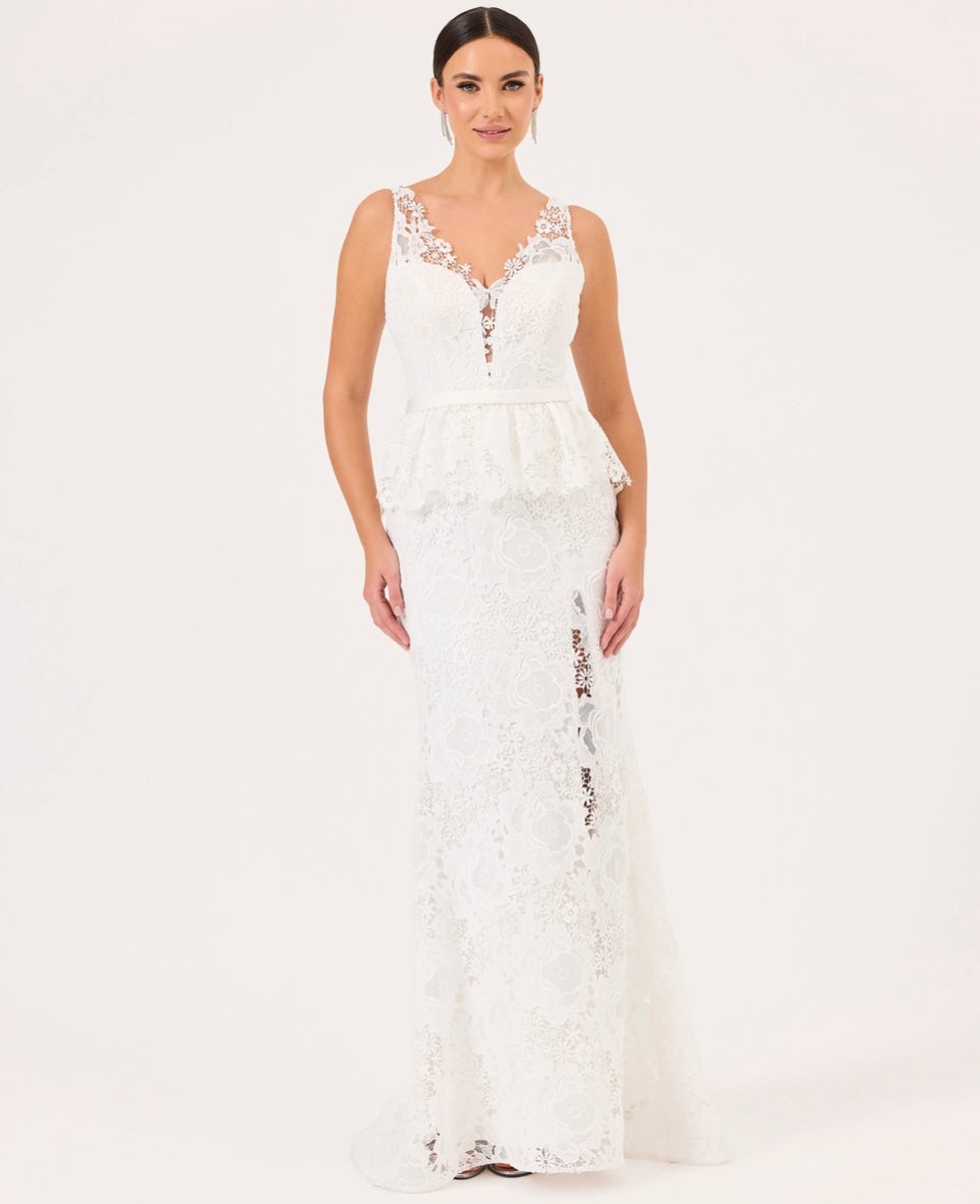 Elegant hvit blondekjole med v-utringning