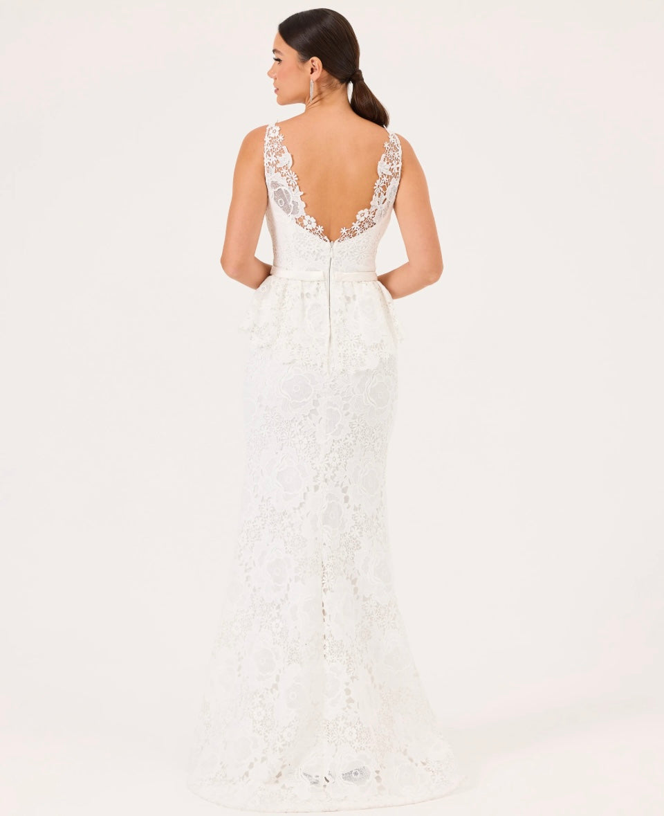 Elegant hvit blondekjole med v-utringning