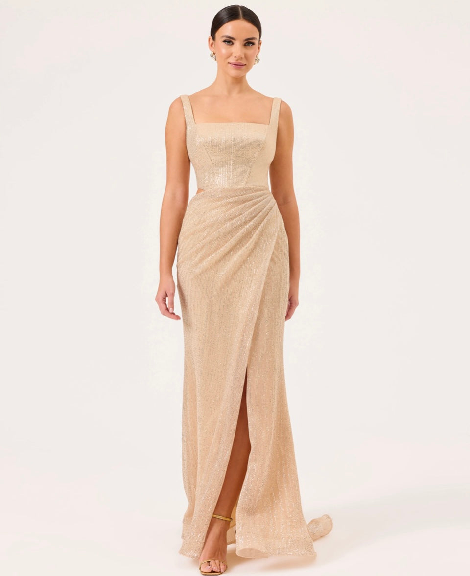 Paljettkjole med firkantet utringning og høy splitt